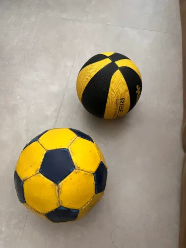 Duas bolas por $20, a de basquete é infantil