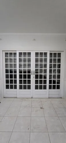 Porta de correr de madeira e vidro 