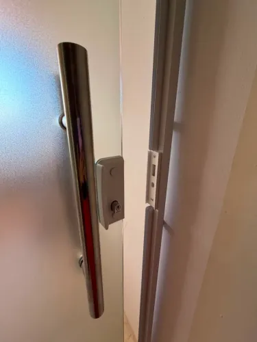 Porta de correr Jatiada e com pegador inox! Com 3 meses de uso apenas , PRA VENDER LOGO 