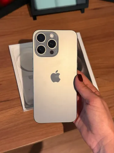iPhone 15 Pro Max 512GB na cor Titânio Natural, bateria 80%