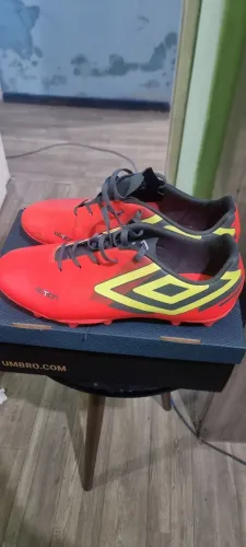 Chuteira campo umbro nova