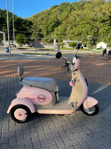Triciclo Elétrico Rosa - SEMI NOVO apenas 2 meses de comprado - Excelente Estado