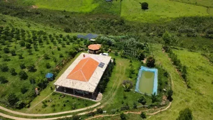 FAZENDINHA EM DESTERRO DE ENTRE RIOS MG 10 HECTARES 100 MIL METROS BAO DE AGUA