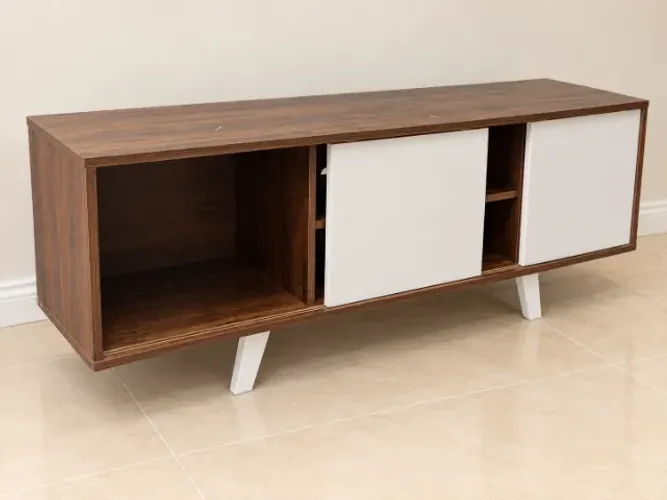 Rack de Madeira com Nichos e Portas Deslizantes