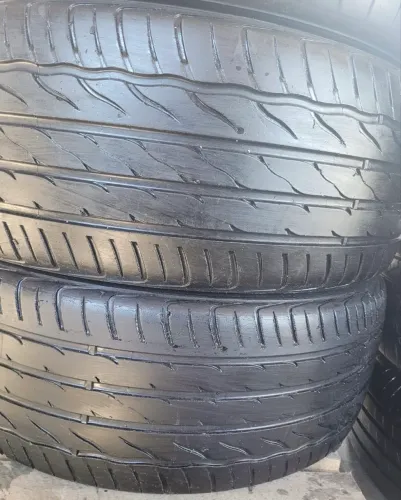 Par de pneus 225/50/18 $200,00 (par).