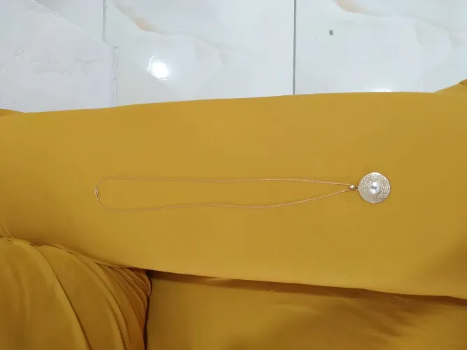 Colar e pingente banhado a ouro, com a oração do pai nosso