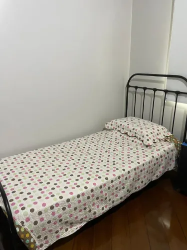 Cama de solteiro de ferro com colchão - resistente e fácil de montar