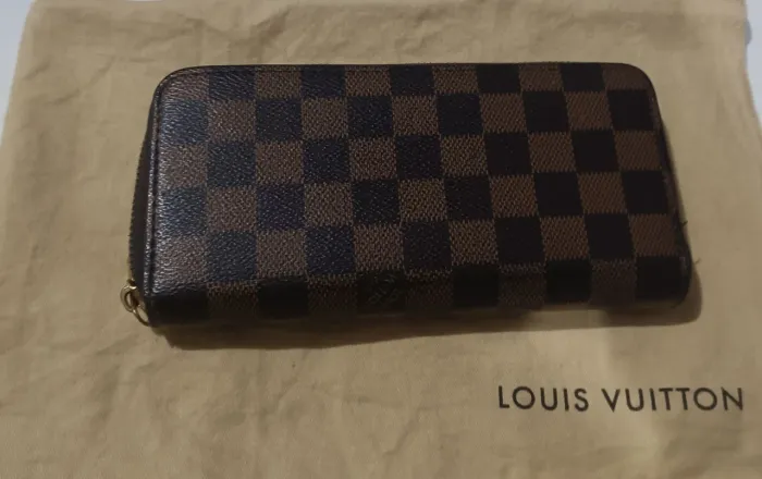 Carteira da Louis Vuitton totalmente conservadisdima.Está como nova