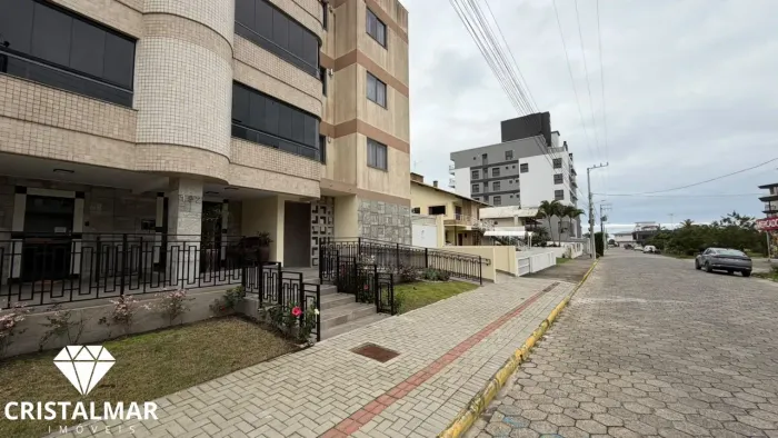 Apartamento 3 dormitórios mobiliado a 120 metros da Praia do Mariscal
