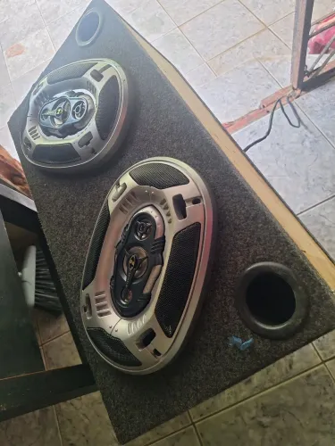 Caixa de som automotivo
