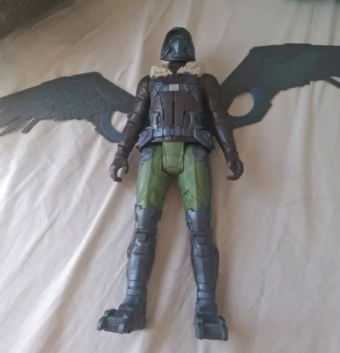 Boneco abutre com 30 cm com asas luz e som