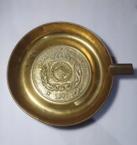 Medalhão decorativo em metal amarelo