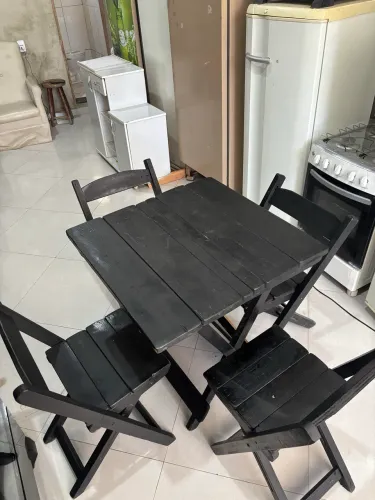 Mesa preta com 4 cadeira