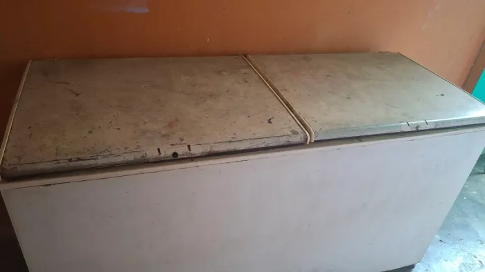Vende-se freezer com defeito.