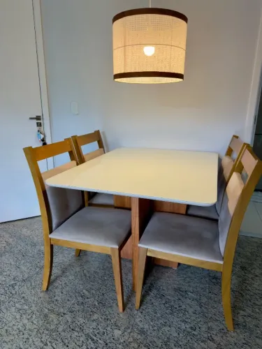 Mesa de jantar de madeira com 4 cadeiras estofadas - tampo claro e base amadeirada