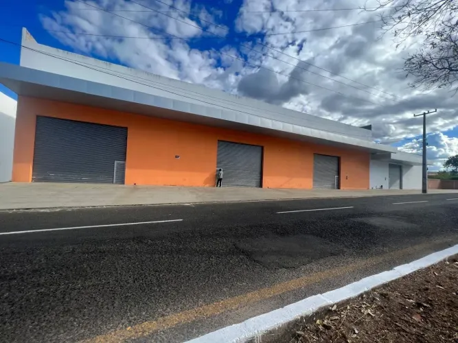 Galpão / ponto comercial  com 432 m²  na Av. Horácio Ribeiro zona leste Teresina.