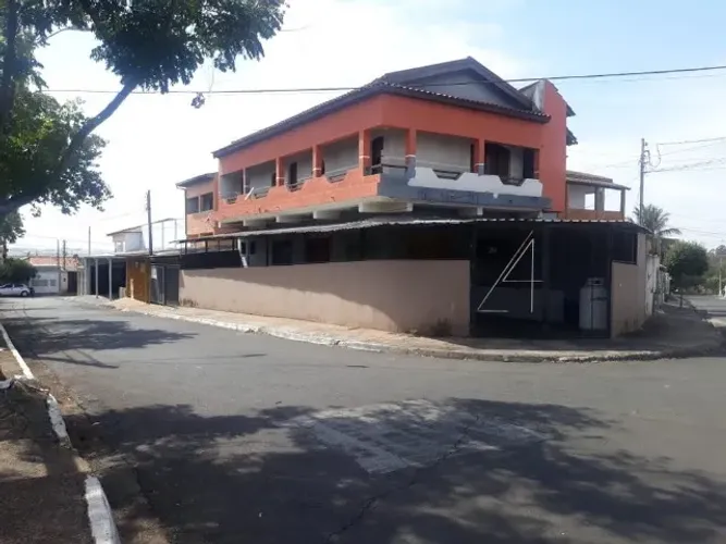 Sobrado, comercial no térreo e duas casas na parte superior
