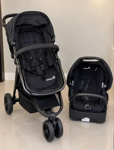 Carrinho de Bebê com Bebê Conforto Safety
