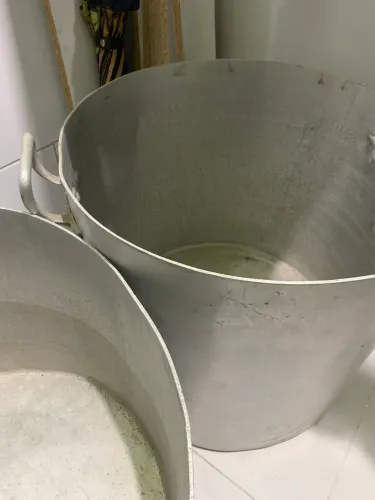 Panela de alumínio grande (sem tampa)
