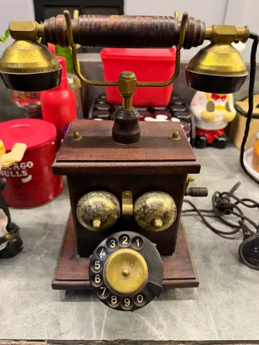 Telefone antigo réplica todo em madeira decorativo
