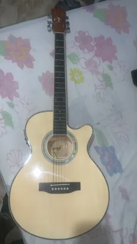 VIOLÃO E CAIXA AMPLIFICADA