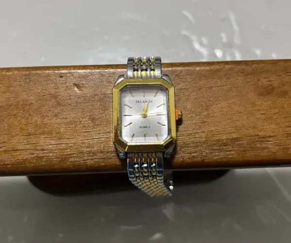 Relógio prata e dourado - feminino - quadrado