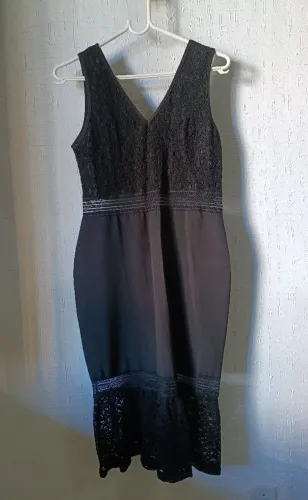 Vestido preto com renda modelo sereia, tubinho