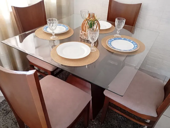 Vendo MESA JANTAR C 4 cadeiras madeira maciça