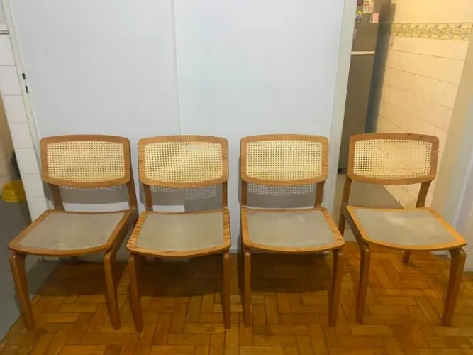Vendo 4 Cadeiras DE mesa de jantar do modelo Pérola da Rafana Móveis em madeira maciça.
