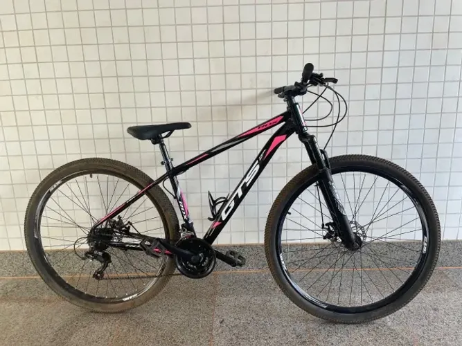 bicicleta mountain bike Aro 29 da marca GTS (modelo Feel / RDX), na cor preto com detalhes
