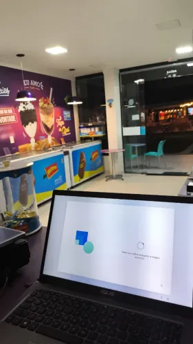Sorveteria em funcionamento em Guarapari 