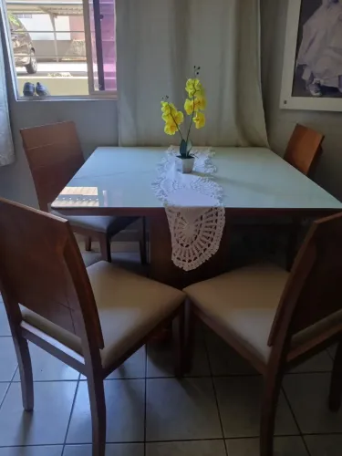 Mesa de jantar em madeira maciça + 4 cadeiras estofadas (leia descrição)