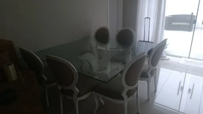 Mesa com tampa de vidro com 7 cadeiras