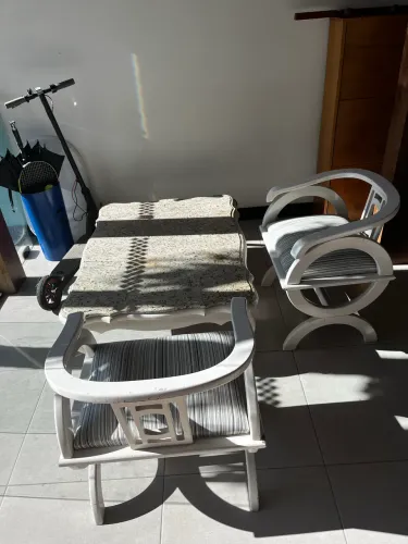 Mesa com granito e poltronas