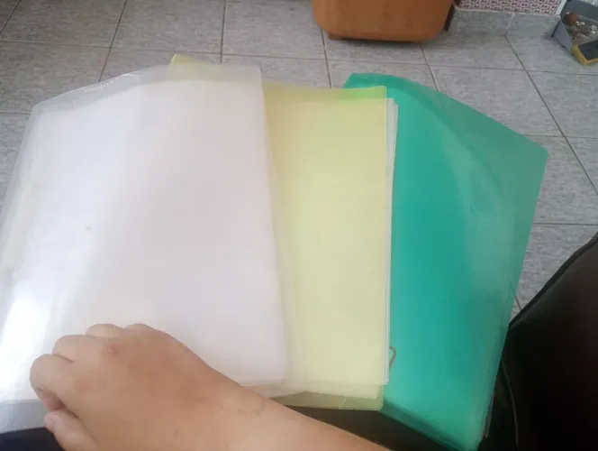 3 Pastas com plásticos