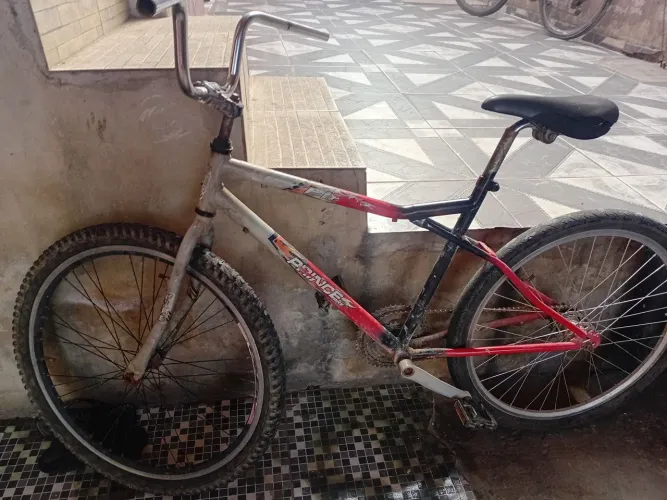 Vendo bicicleta pegar e andar só o aro traseiro é caro