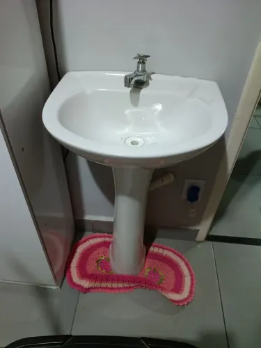 Conjunto de pia e coluna para banheiro 