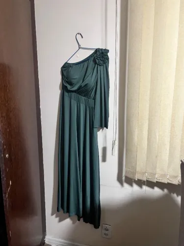 Vestido longo para festa de um ombro só e detalhe de flor