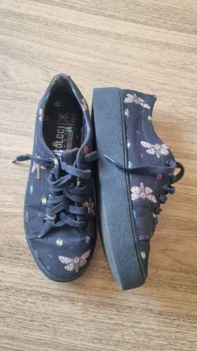 Tênis Colcci estampa de mariposas coloridas e solado flatform n36
