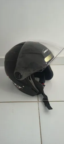 Vendo capacete aberto com óculos de sol
