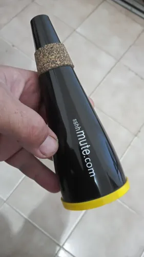 Surdina para estudo de trompete marca SSSMUTE. Acompanha um bocal 7C de brinde