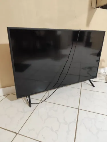 Tv Samsung 42" quebrada. Ideal para decorar lojas de móveis ou retirar peças.