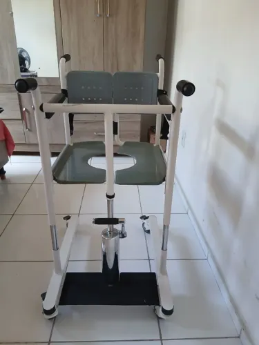 CADEIRAS DE RODAS PARA BANHO E MOBILIDADE