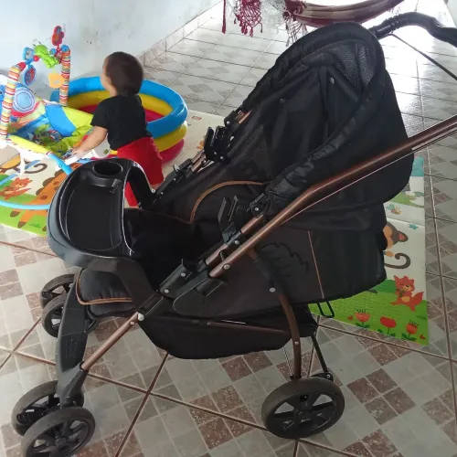 Carrinho de bebê + bebê conforto e cadeirinha de descanso