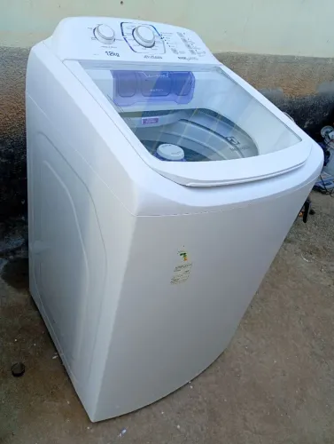 Máquina Eletrolux 12 Kilos semi nova 