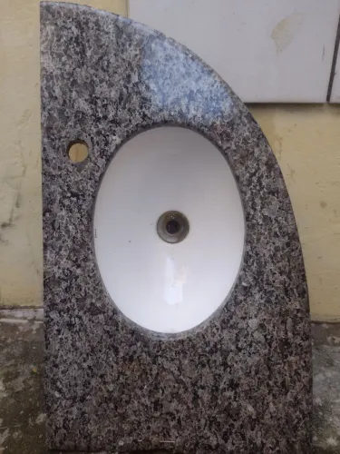 Lavatório em mármore vendo um para cozinha e outro para banheiro
