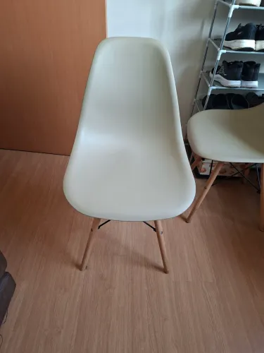 Vendo cadeiras Charles Eames Eiffel Eood Design cor palha em ótimo esta de conservação