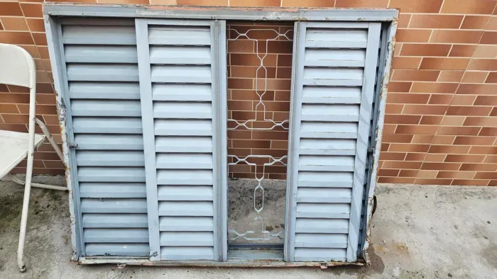 Janela Veneziana Ferro com grade e vidros usada. *Com detalhes*
