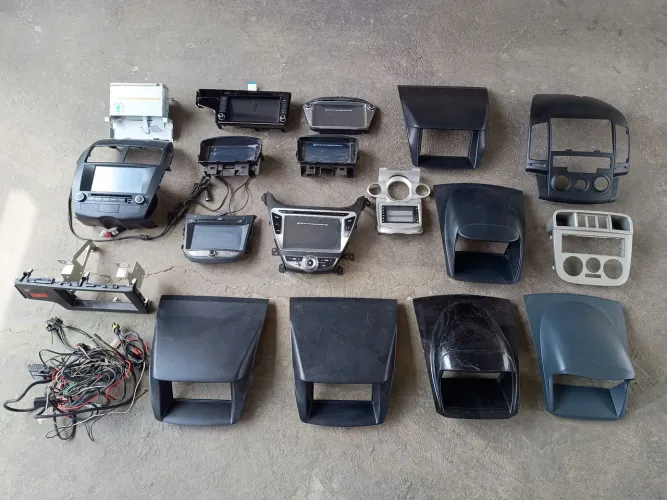 Vendo lote de molduras e multimídias automotivos, sendo 18 peças. Leia.