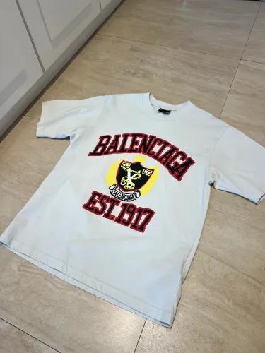 Camiseta Balenciaga University Red